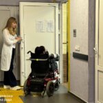 Світлина. «Ця лікарня повністю доступна — від зручного пандуса до комфортних кабінетів», — дніпряни про медичні заклади міста, які повністю пристосовані для приймання осіб з інвалідністю. Безбар'ерність, інвалідність, пандус, Дніпро, лікарня, крісло колісне