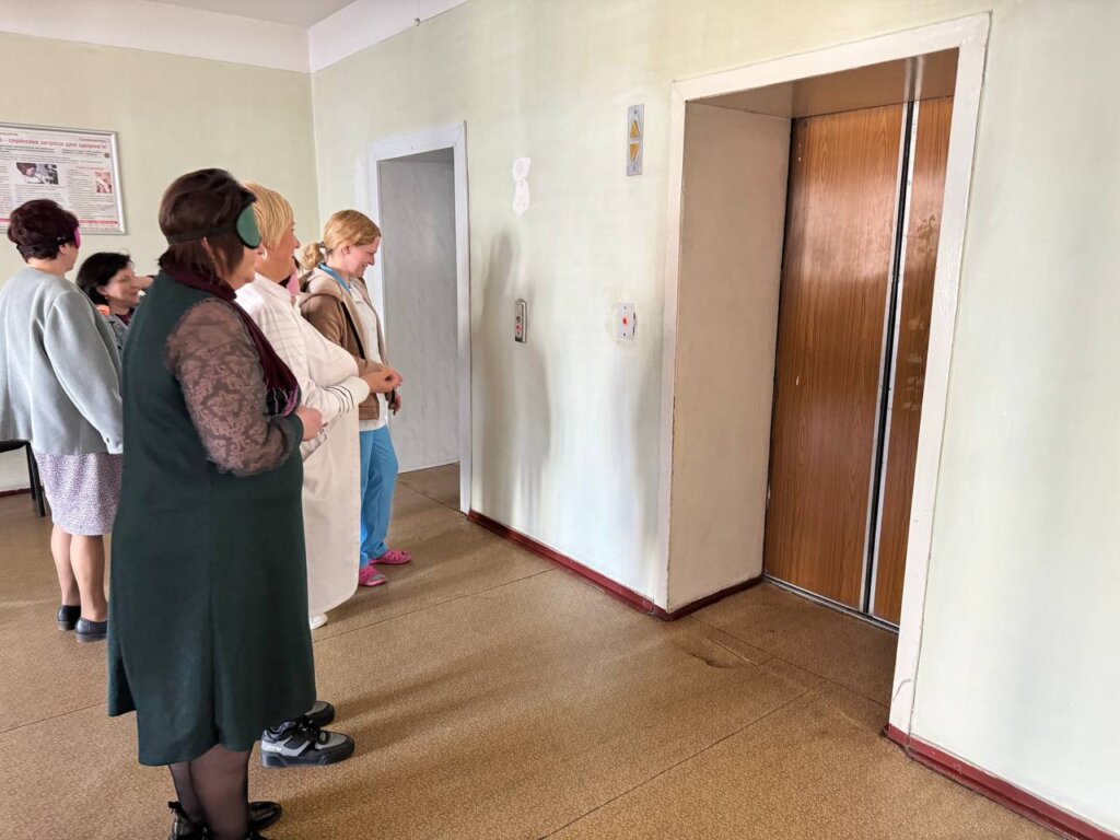 Київські медики пройшли тренінг з супроводу незрячих пацієнтів. київ, медик, незрячий, супровід, тренинг
