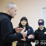 Світлина. Звукові покажчики й тактильні доріжки для людей з порушенням зору: доброволець, який втратив зір на війні, протестував систему безбар’єрності в поліції Вінниччини. Безбар'ерність, інвалідність, моніторинг, порушення зору, Вінниччина, поліція