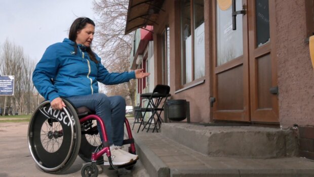 “Можна випасти з крісла”: паралімпійська чемпіонка протестувала вулиці Черкас на безбарʼєрність. черкаси, яна лебєдєва, крісло колісне, пандус, інвалідність