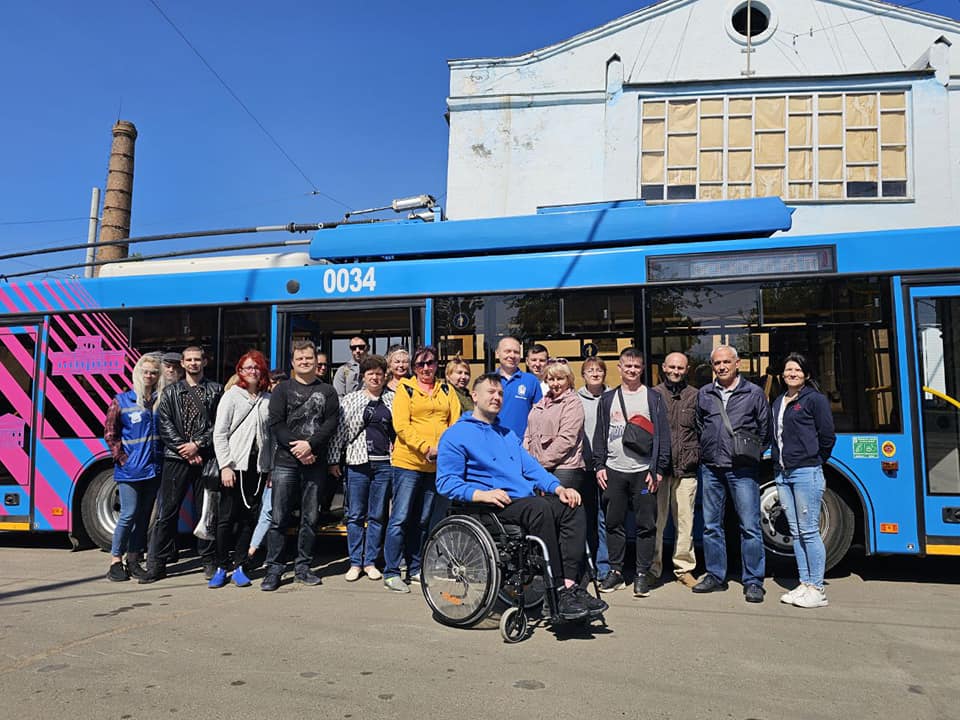 Користування пандусами та допомога людям з інвалідністю: в Миколаєві майбутні водії тролейбусів пройшли інструктаж (ФОТО). миколаїв, водій, тролейбус, інвалідність, інструктаж