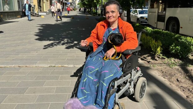 Пересування людей на кріслах колісних: реалії доступності в Житомирі. житомир, доступність, крісло колісне, пандус, інвалідність