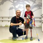 У дитячій лікарні 9-річний хлопчик отримав протез ноги і заново вчиться ходити (ФОТО)