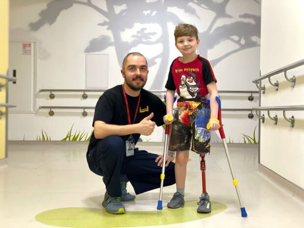 У дитячій лікарні 9-річний хлопчик отримав протез ноги і заново вчиться ходити. протез, протезування, рак, хвороба, хлопчик