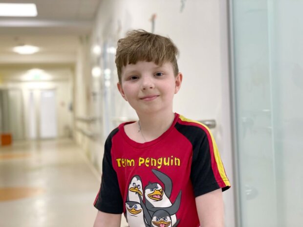 У дитячій лікарні 9-річний хлопчик отримав протез ноги і заново вчиться ходити. протез, протезування, рак, хвороба, хлопчик