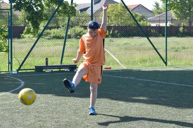 «Інклюзивні футбольні секції» розпочали роботу в Ужгороді. інклюзивні футбольні секції, уаф, ужгород, діти, інвалідність