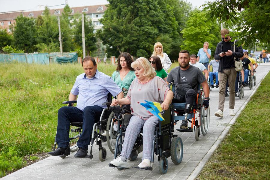 У Франківську міський голова пересів на інвалідний візок, щоб перевірити доступність міста. івано-франківськ, доступність, маршрут, перевірка, інвалідність