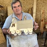 Втратив ноги, але — не надію: майстер із села на Закарпатті Штефан Дундев робить вироби з дерева (ФОТО, ВІДЕО)