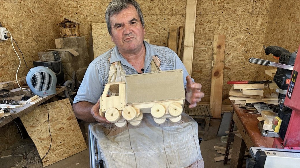Втратив ноги, але — не надію: майстер із села на Закарпатті Штефан Дундев робить вироби з дерева (ФОТО, ВІДЕО). штефан дундев, вироби з дерева, майстер, інвалідність, інсульт