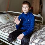 11-річний хлопець з Харківщини отримав протез: він втратив ногу внаслідок авіаудару РФ, через який померла його сестра