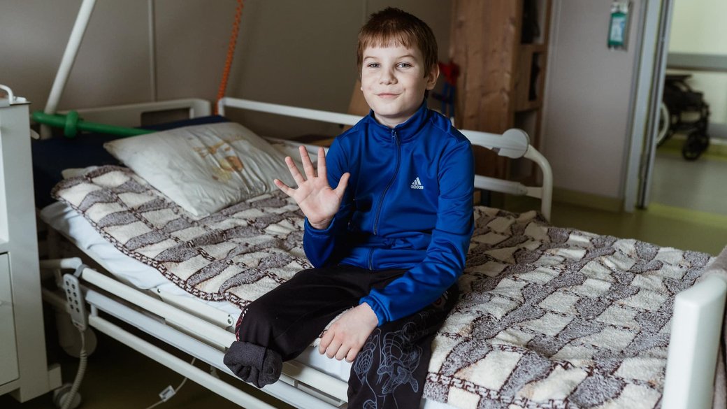11-річний хлопець з Харківщини отримав протез: він втратив ногу внаслідок авіаудару РФ, через який померла його сестра. охматдит, сашко, лікування, обстріл, протез