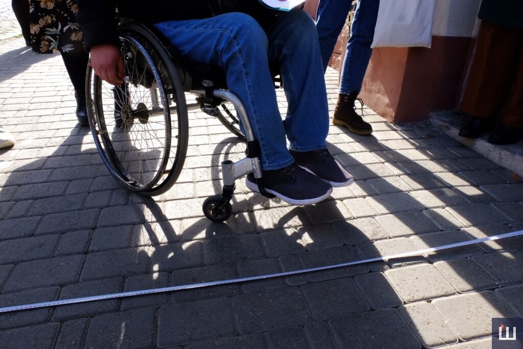 Небезпечна бруківка й бар’єри, які принижують гідність: наскільки доступними є Чернівці для людей з інвалідністю. чернівці, доступність, крісло колісне, протез, інвалідність