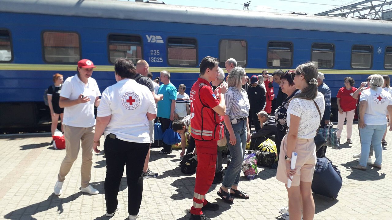30 людей з інвалідністю евакуювали на Закарпаття з Харківщини. закарпаття, харківщина, евакуація, психоневрологічний інтернат, інвалідність