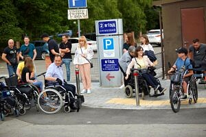 Світлина. У Франківську міський голова пересів на інвалідний візок, щоб перевірити доступність міста. Безбар'єрність, інвалідність, доступність, Івано-Франківськ, перевірка, маршрут