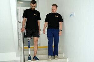 Штучна кінцівка вже як власна: у Львові бійця, що втратив ногу, навчили вільно ходити на протезі