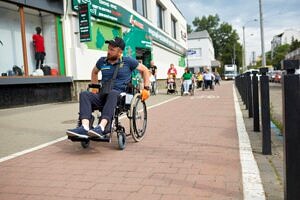 Світлина. У Франківську міський голова пересів на інвалідний візок, щоб перевірити доступність міста. Безбар'єрність, інвалідність, доступність, Івано-Франківськ, перевірка, маршрут