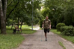 “Відчуття, що нога є, і вона тремтить”: поранений боєць реабілітується у Луцьку (ВІДЕО)