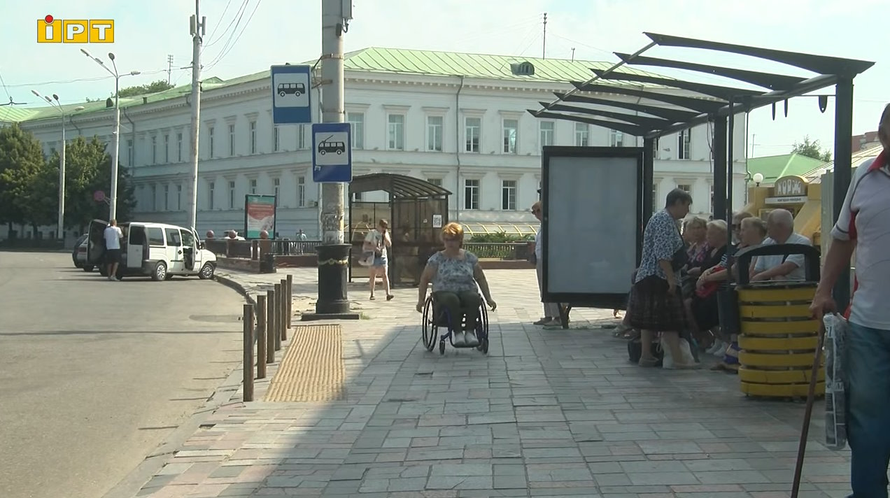 У Полтаві зупинки громадського транспорту інспектували на доступність для людей з інвалідністю (ВІДЕО). полтава, доступність, зупинка громадського транспорту, перевірка, інвалідність