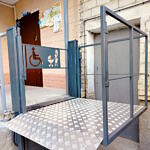 У Вінниці біля житлового будинку на прохання мешканців з інвалідністю встановили підйомник