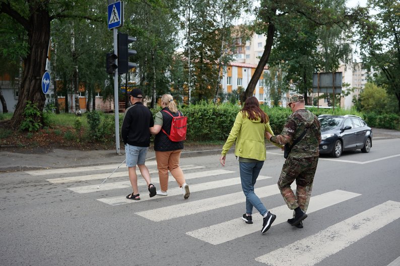 “З темрявою треба жити далі”: як у Чернівцях реабілітують військових, які втратили зір на війні. чернівці, ветеран, військовий, незрячий, проєкт