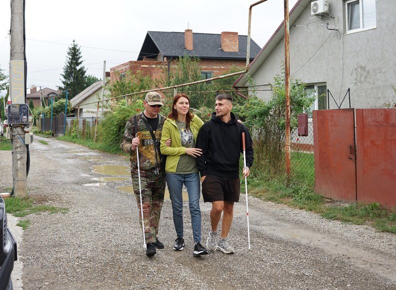 “З темрявою треба жити далі”: як у Чернівцях реабілітують військових, які втратили зір на війні. чернівці, ветеран, військовий, незрячий, проєкт