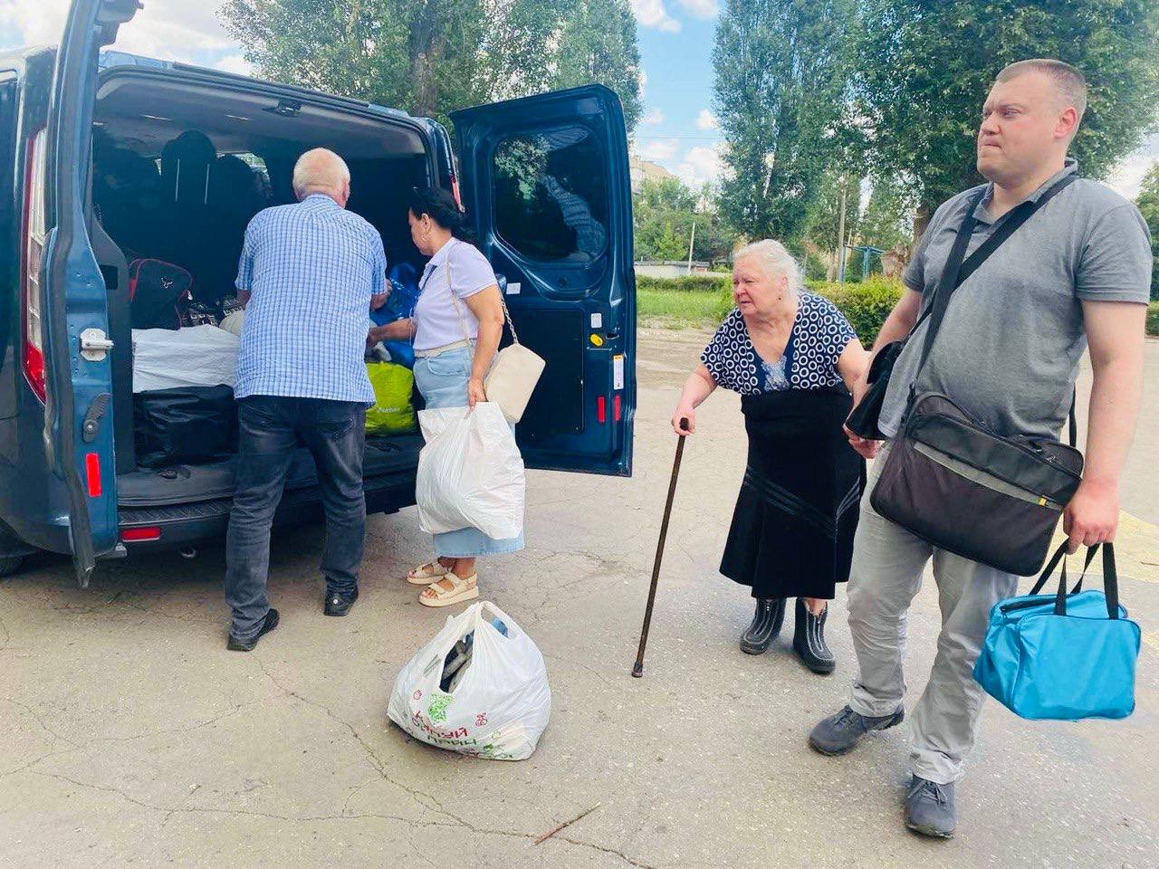 З прифронтового Покровська продовжується евакуація маломобільних людей (ФОТО). покровск, евакуація, послуга, фронт, інвалідність