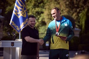 Світлина. Президент відзначив українських паралімпійців та їхніх тренерів державними нагородами. Спорт, Паралімпійські ігри, тренер, Володимир Зеленський, паралімпійці, державна нагорода