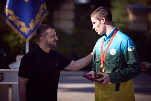 Світлина. Президент відзначив українських паралімпійців та їхніх тренерів державними нагородами. Спорт, Паралімпійські ігри, тренер, Володимир Зеленський, паралімпійці, державна нагорода