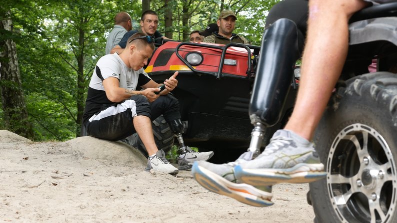 “Впав, побився, але пішов далі”: історії військових на протезах, які піднялись на Протяте Каміння на Буковині. мандротерапія, військовий, поранення, протез, скеля протяте каміння