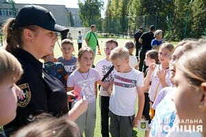 Світлина. Безбар’єрність стосується кожного: тернопільські поліцейські провели пізнавальний захід для школярів. Безбар'єрність, інвалідність, інклюзивність, Тернопіль, поліцейський, ліцей