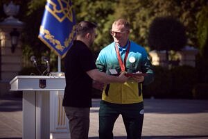 Світлина. Президент відзначив українських паралімпійців та їхніх тренерів державними нагородами. Спорт, Паралімпійські ігри, тренер, Володимир Зеленський, паралімпійці, державна нагорода