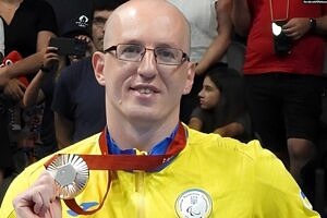 З підвалу в Маріуполі – на п’єдестал у Парижі. Історія паралімпійця з плавання Олександра Комарова (ФОТО, ВІДЕО)