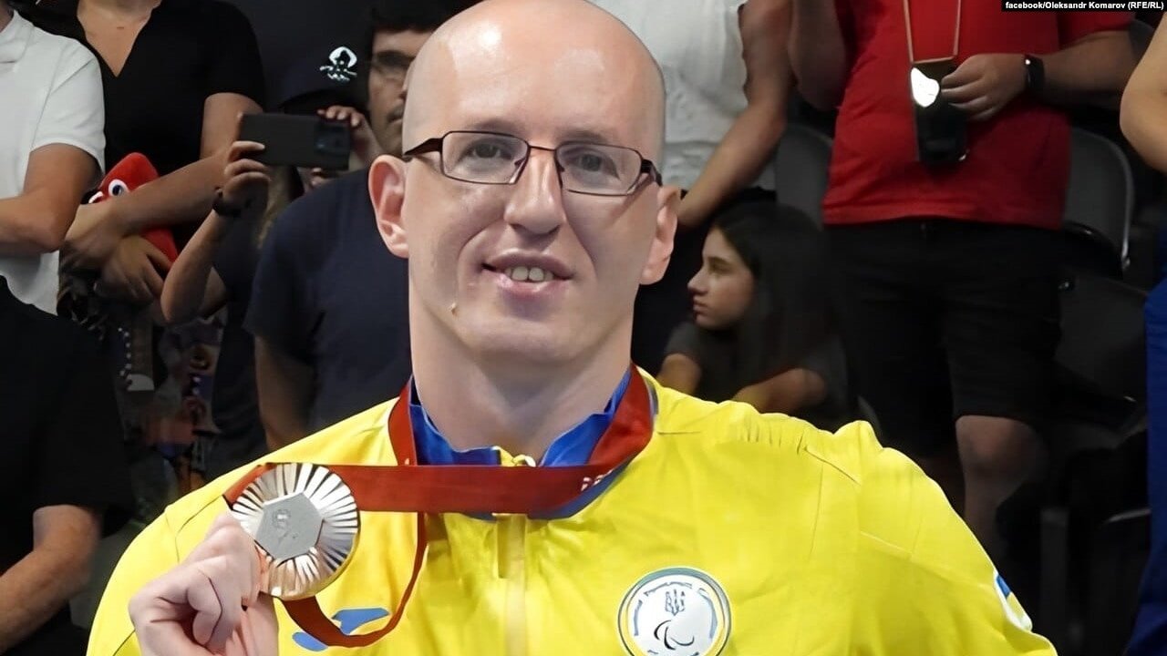 З підвалу в Маріуполі – на п'єдестал у Парижі. Історія паралімпійця з плавання Олександра Комарова (ФОТО, ВІДЕО)