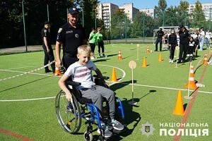 Світлина. Безбар’єрність стосується кожного: тернопільські поліцейські провели пізнавальний захід для школярів. Безбар'єрність, інвалідність, інклюзивність, Тернопіль, поліцейський, ліцей