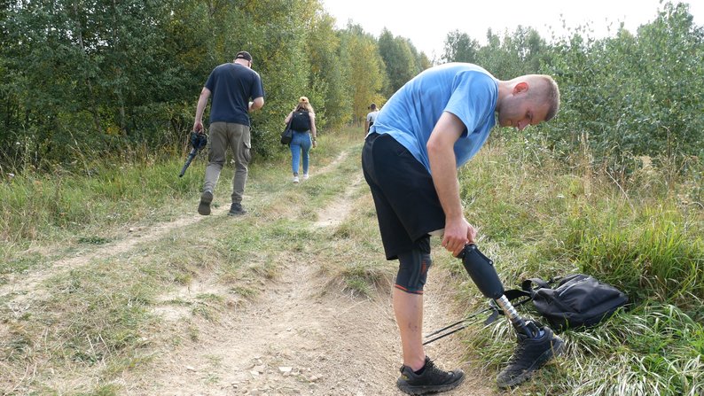 “Впав, побився, але пішов далі”: історії військових на протезах, які піднялись на Протяте Каміння на Буковині. мандротерапія, військовий, поранення, протез, скеля протяте каміння