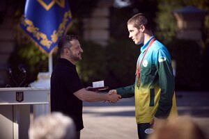 Світлина. Президент відзначив українських паралімпійців та їхніх тренерів державними нагородами. Спорт, Паралімпійські ігри, тренер, Володимир Зеленський, паралімпійці, державна нагорода