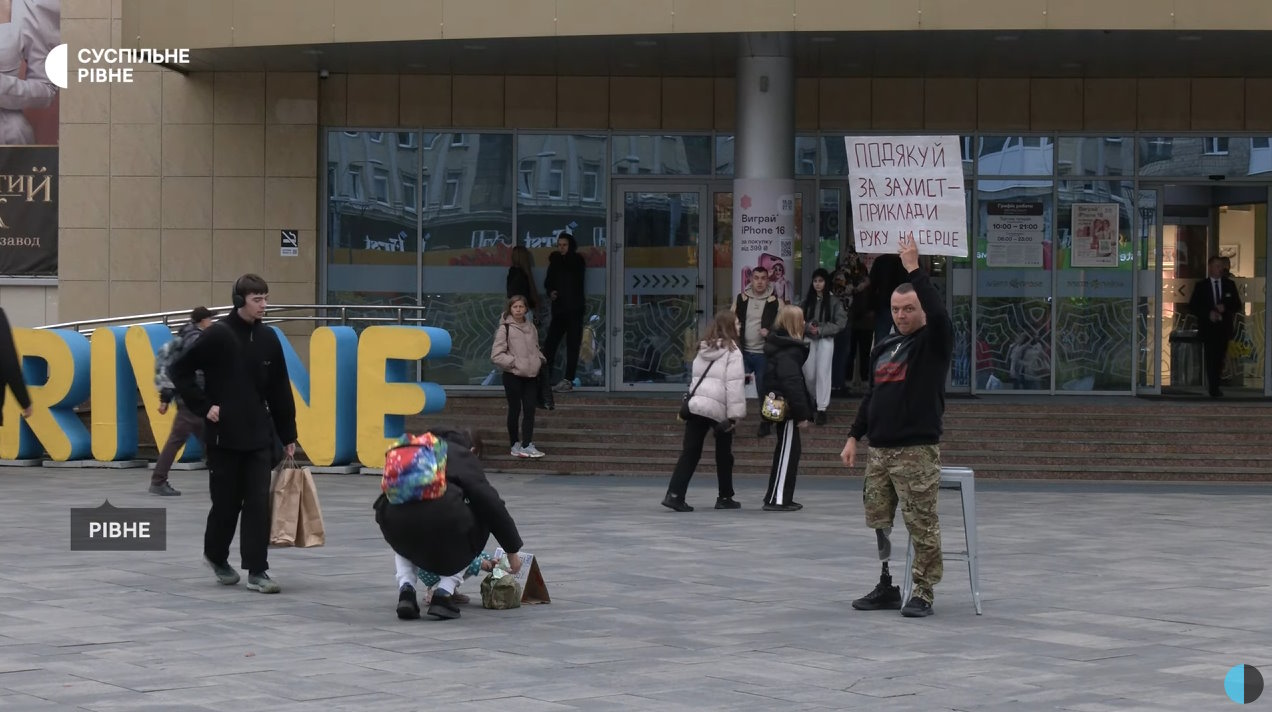 “Не відвертай обличчя”: у Рівному ветеран провів акцію підтримки для поранених військових (ВІДЕО). євген сивопляс, рівне, акція підтримки, військовий, поранений