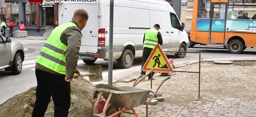 У Франківську продовжують робити вулиці міста доступнішими для мешканців (ВІДЕО). івано-франківськ, інвалідність, доступність, пішохідний перехід, пониження