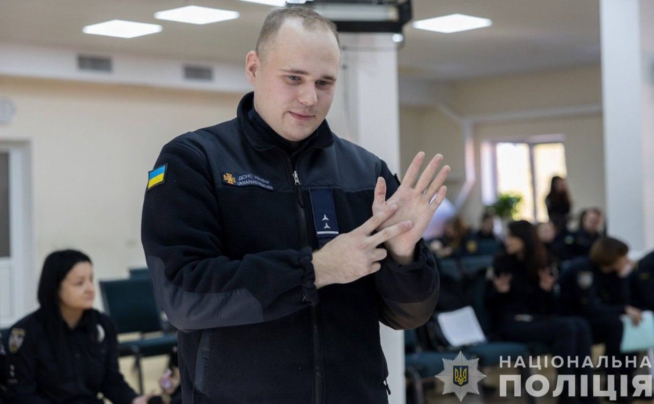 Поліцейські Києва опанували основи жестової мови (ФОТО). жестова мова, київ, комунікація, поліцейський, порушення слуху
