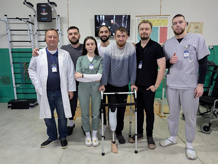 На Закарпатті в обласній клінічній лікарні вперше виготовили й встановили ЗD-протез військовому. військовий, зd-протез, закарпаття, лікарня, сша