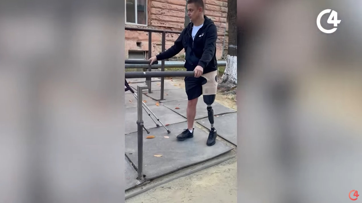 У Чернівцях вперше поставили мікропроцесорний протез військовому, який втратив кінцівку на фронті (ВІДЕО). військовий, дмитро романчук, мікропроцесорний протез, протезування, чернівці
