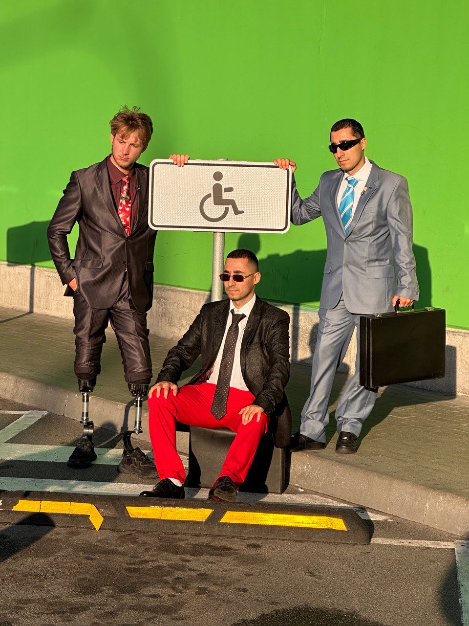 Олександр Терен разом з Амілем і Рамілем Насіровими з гурту «Курган та Агрегат» показали, як правильно інспектувати парковки (ФОТО, ВІДЕО). інвалідність, відвал ніг, олександр терен, паркомісце, ревізія