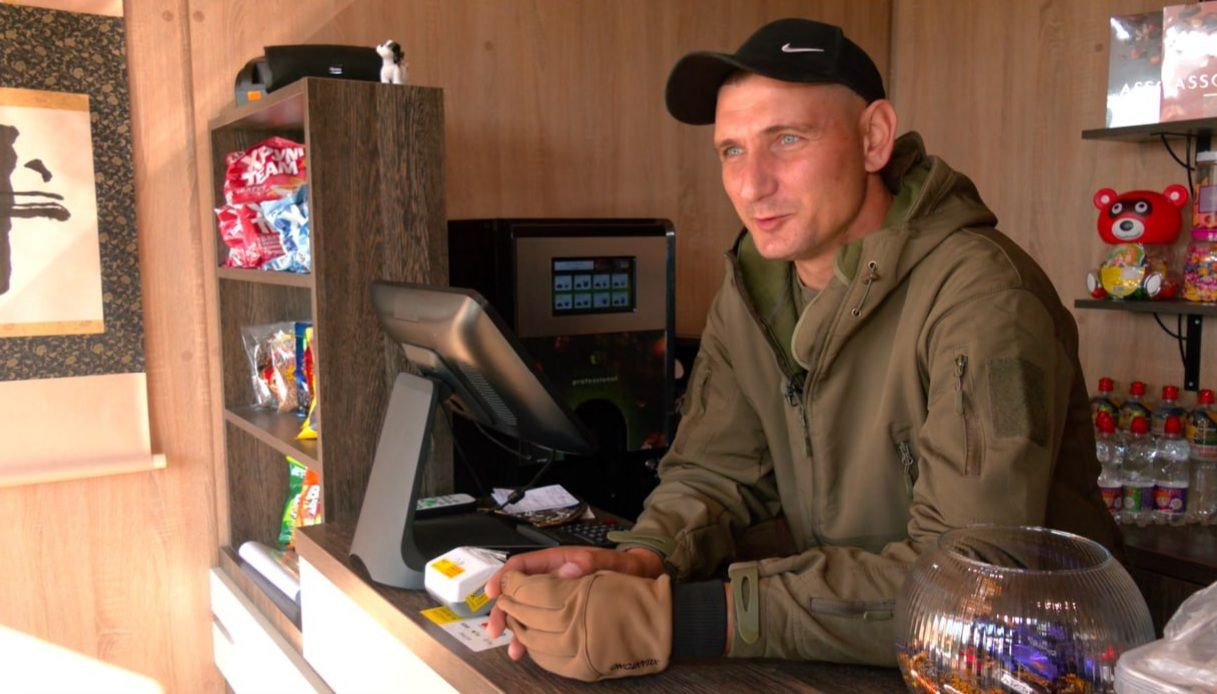 Втратив руку, але не мрію. Як військовослужбовець із Тальнівщини відкрив власну справу. військовослужбовець, віталій присяжнюк, магазин, поранення, протез