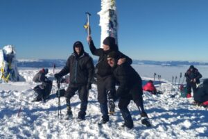 Світлина. Троє буковинських військових на протезах самостійно піднялися на засніжену Говерлу. Реабілітація, протез, військовий, Говерла, сходження, проєкт Мандротерапія