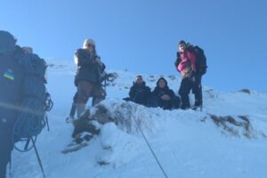 Світлина. Троє буковинських військових на протезах самостійно піднялися на засніжену Говерлу. Реабілітація, протез, військовий, Говерла, сходження, проєкт Мандротерапія