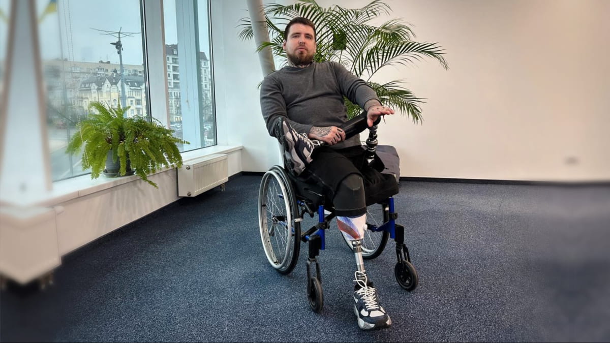 Йому казали, що він не зможе ходити, а він встав на сталеві ноги вже за півроку: історія нацгвардійця Дмитра Колесника (ВІДЕО). дмитро колесник, нацгвардієць, поранення, протезування, сша