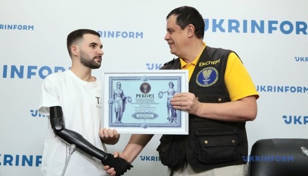 Український ветеран після ампутації підкорив Кіліманджаро (ВІДЕО). ветеран, кіліманджаро, рекорд україни, степан коробкін, сходження