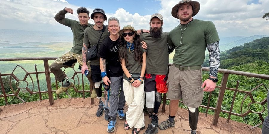 «Життя після поранень триває». Українські військові із протезами ніг розпочали експедицію на Кіліманджаро. військовий, експедиція, кіліманджаро, протез, сходження