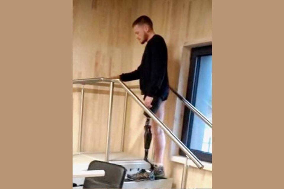 Захисник із Білгорода-Дністровського після встановлення протезу ноги повернувся на фронт. захисник, михайло барвіненко, поранення, протез, фронт