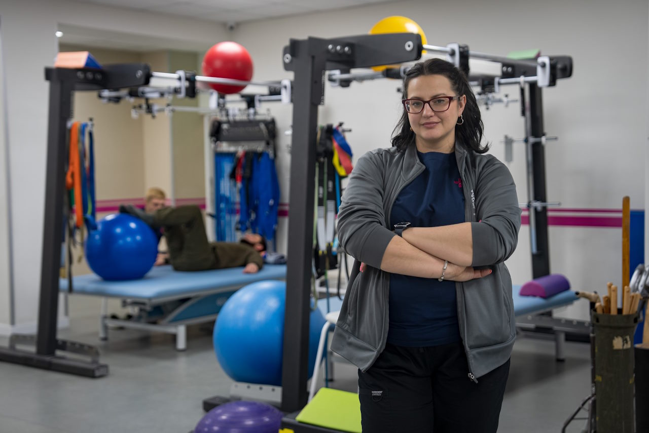 “Війна — поштовх у розвитку реабілітації”: інтерв’ю з фізичною терапевткою Дарією з Дніпра (ФОТО, ВІДЕО). дар'я, дніпро, пацієнт, реабілітаційний центр, фізична терапевтка